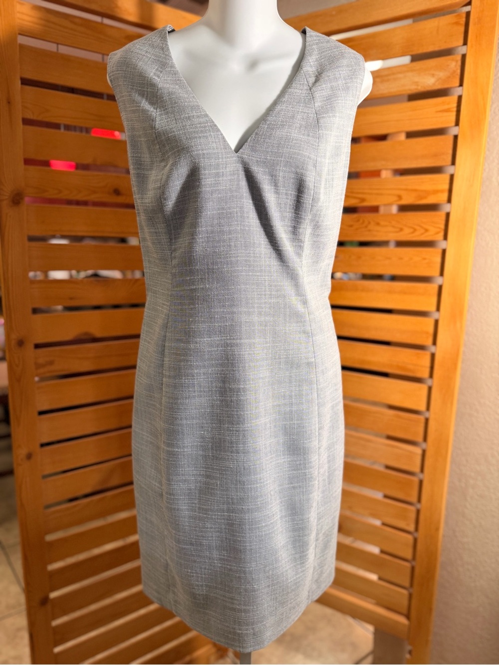 T Tahari Light Gray V-Neck Sleeveless Sheath Dress